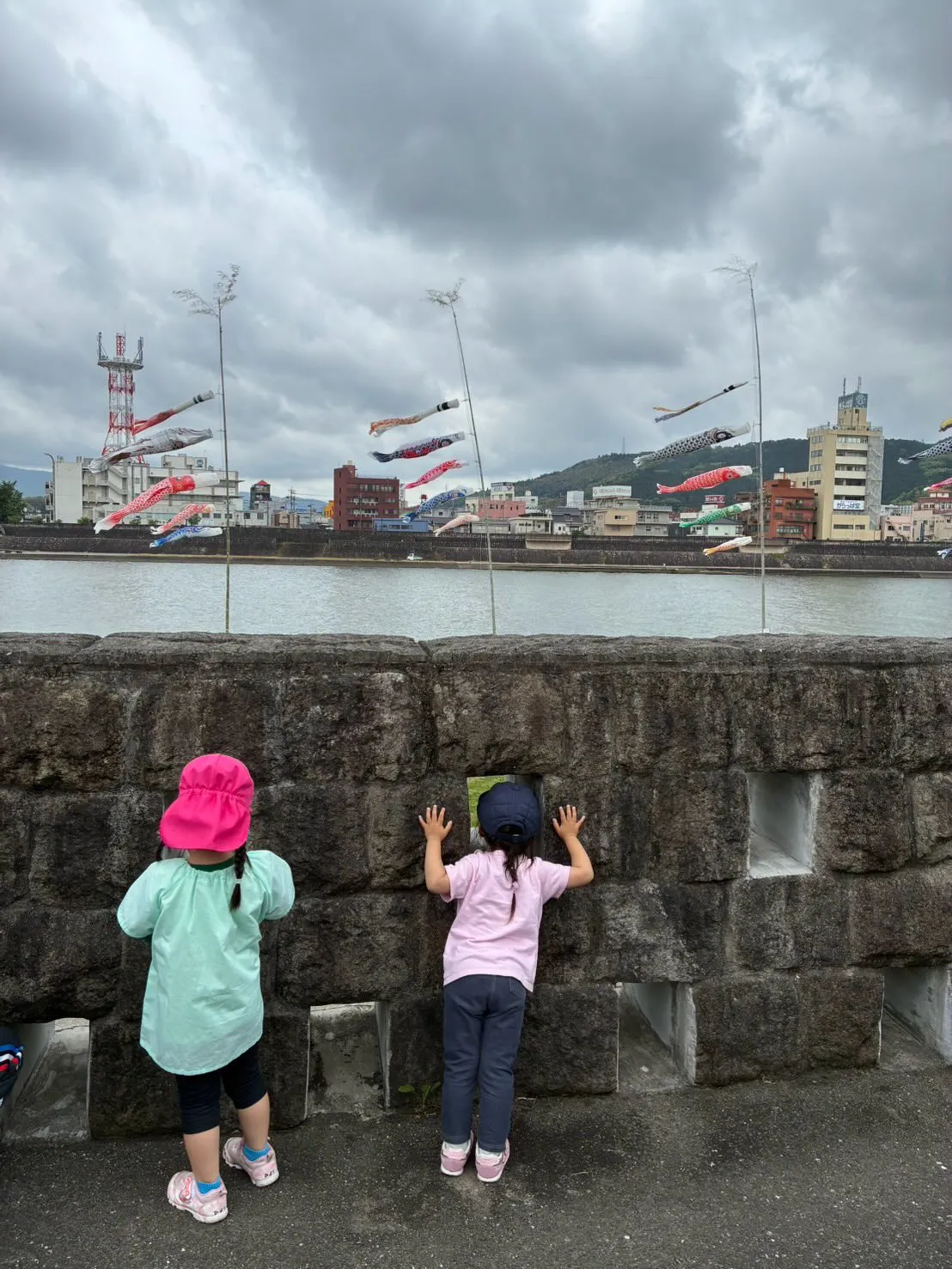 今日はキッズサポートつみきのおうちで、みんなで堤防沿いの色と...